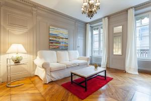里昂Colombe - Location T2 - Lyon 2的客厅配有白色的沙发和桌子