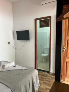 日若卡-迪热里科阿科阿拉Casa da Lagoa的客房设有一张床和一间带卫生间的浴室