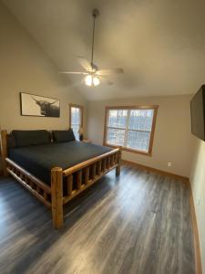 洛根Wildrose的一间卧室配有一张床和吊扇