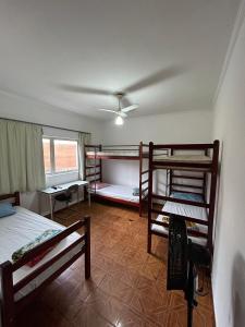 平达莫尼扬加巴Hotel Pousada Liberdade的客房设有两张双层床和天花板。