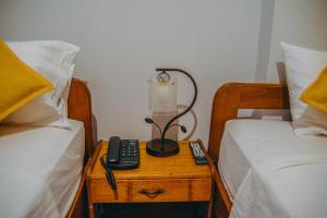 塔拉波托Hotel Cielo Tarapoto的一间设有两张床的房间和床头灯