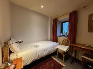 塞特尔High Trenhouse的一间卧室配有一张床、一张书桌和一个窗户。