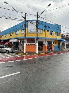 平达莫尼扬加巴Hotel Pousada Liberdade的街道拐角处的蓝色和黄色建筑