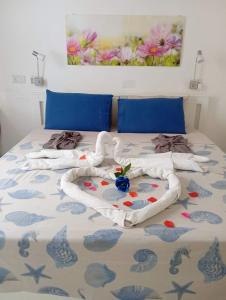 科斯皮夸Corto Maltese Guest House的一间卧室配有带毛巾的床