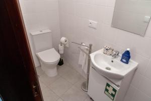 科维良Casa Angulosa的白色的浴室设有卫生间和水槽。