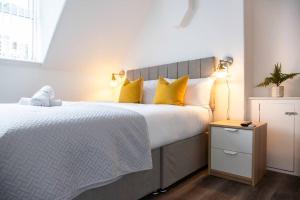 利物浦Bootle, Liverpool Trendy 1Bed Ft的一间卧室配有一张带黄色枕头的大床