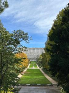 马德里Estudio céntrico zona palacio的花园享有凡尔赛宫的景色