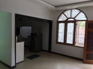 贾夫纳Sobia Villa的客厅设有窗户和冰箱。