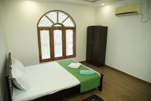 贾夫纳Sobia Villa的卧室配有白色的床和窗户。