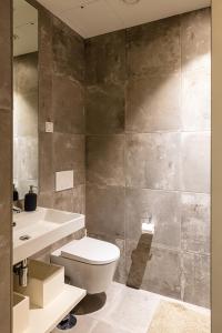 波尔图micampus Porto Asprela的一间带卫生间和水槽的浴室