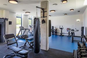 波尔图micampus Porto Asprela的健身房设有数台跑步机和健身器材
