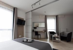 阿斯克新城Twenty Business Flats Lille Grand Stade的一间带大床的卧室和一间客厅