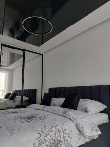 科沃布热格Westin House Black的一间卧室配有一张带镜子的大床
