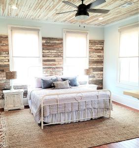 彭萨科拉Kelley House的一间卧室配有一张木墙床