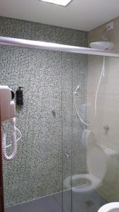 卡斯卡韦尔Edifício Master的带淋浴的浴室和玻璃门