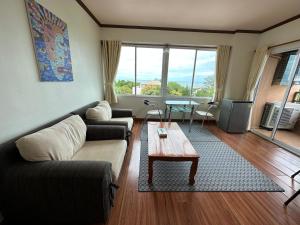 华欣瑟普莱海滩酒店的客厅配有沙发和桌子