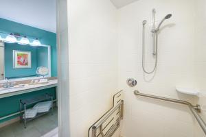 萨拉索塔voco Sarasota, an IHG Hotel的带淋浴和盥洗盆的浴室