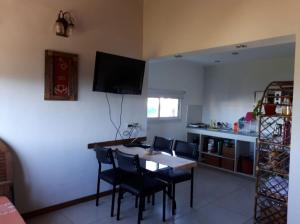 Camet NorteCabaña Marilau monoamb的一间带桌椅的客厅和一间厨房