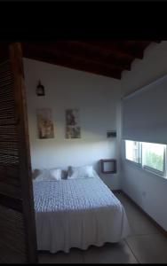 Camet NorteCabaña Marilau monoamb的卧室配有白色的床和窗户。