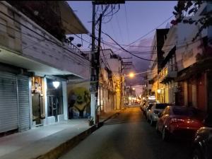 圣多明各Tus Recuerdos的街道上,夜间有车辆停放的城市街道