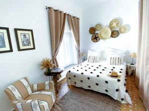 索维拉里亚德里昂莫加多尔的卧室配有白色的床和沙发