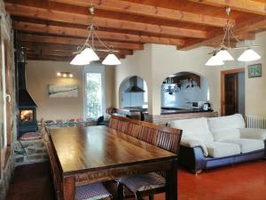 HerrerosEl Rincon del Tejo的客厅配有木桌和沙发