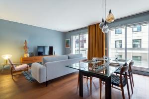 里昂Stella - 2 chambres-balcon- place de la République的客厅配有沙发和桌子