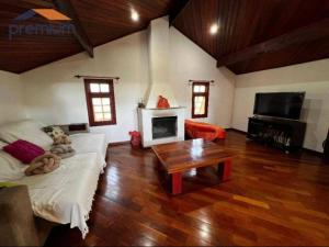 布拉干萨-保利斯塔Chácara Campo Verde的带沙发和壁炉的客厅