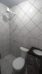 帕尔马斯Stúdio Cozy的白色的浴室设有卫生间和水槽。