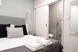 加亚新城Bella Gaia - Alojamento Local的一间卧室配有带毛巾的床
