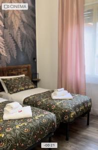 博洛尼亚B&B La Fenice的酒店客房,配有两张带毛巾的床