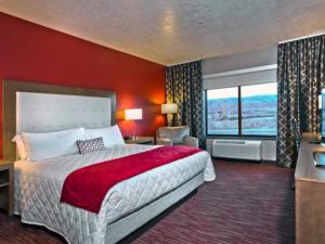 兰德Shoshone Rose Casino & Hotel的一间卧室设有一张大床和红色的墙壁