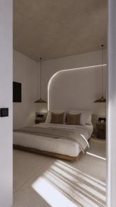 耶奥伊乌波利斯阿尔奇昂酒店的一间卧室配有一张带两盏灯的大型白色床。