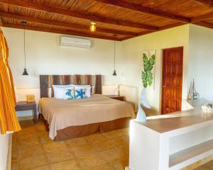 ConchaguaCasa del Golfo El Salvador的卧室配有一张床