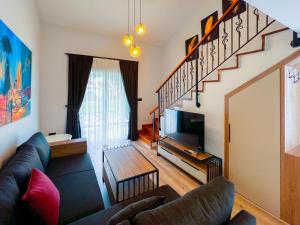 凯里尼亚Kybele Holiday Village的带沙发和楼梯的客厅