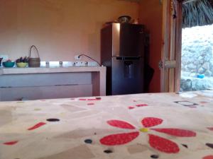 帕洛米诺Exclusive EcoHouse & SeaView的厨房里设有一张桌子,上面有花纹