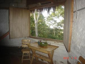 帕洛米诺Exclusive EcoHouse & SeaView的窗户客房内的木桌