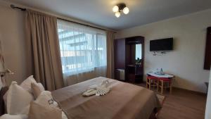 锡纳亚维拉安娜 - 玛丽亚酒店的酒店客房设有床和窗户。