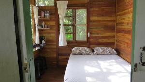 莫雷蒂斯Cabanas sítio Ancestral的一间带床的卧室,位于带窗户的房间内