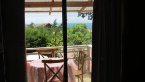 埃尔基斯科Casa Rustica a pasos de la playa的从窗口可欣赏到桌椅的景色