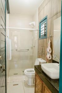 穆隆古Villa Nova Holanda的浴室配有卫生间、盥洗盆和淋浴。
