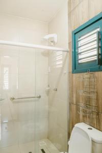 穆隆古Villa Nova Holanda的一间带卫生间和玻璃淋浴间的浴室