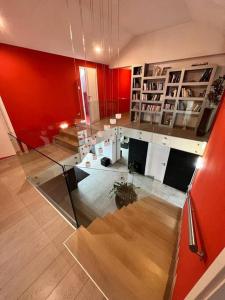 Great spacious villa near Prague的一间设有玻璃桌和红色墙壁的客房