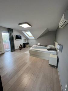 Great spacious villa near Prague的一间铺有木地板的大卧室,配有一张床