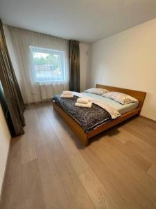 Great spacious villa near Prague的一间卧室配有一张床,上面有两条毛巾
