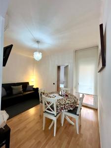 巴塞罗那卡尔德欧雷萨公寓的客厅配有桌椅和沙发