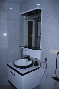 撒马尔罕Samarkand Central Apartments的白色的浴室设有水槽和镜子
