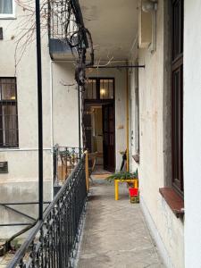 布达佩斯Maria Suite的走廊,带门廊的公寓大楼