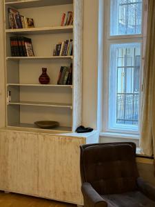 布达佩斯Maria Suite的书架,带椅子和窗户