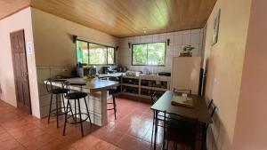 蒙泰韦尔德哥斯达黎加Casa Euphonia Monteverde的厨房配有冰箱和一些酒吧凳